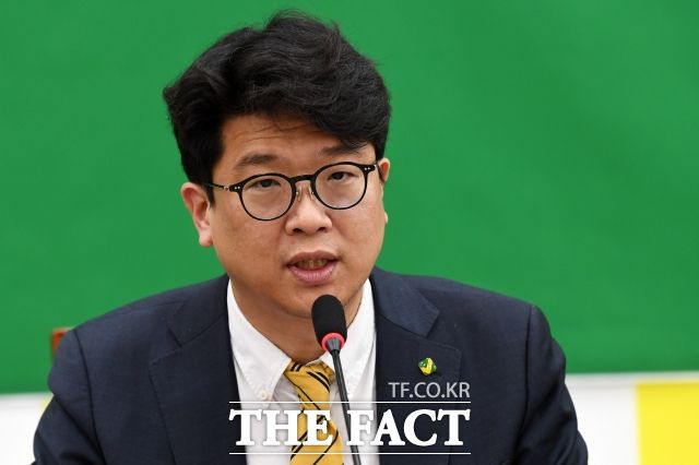 녹색정의당은 17일 전국위원회 회의를 통해 만장일치로 비례연합정당에 참가하지 않기로 했다. 과거 정의당이 민주당의 위성정당을 비판했던 만큼, 녹색정의당의 존재 및 합당 명분을 공고히 하겠다는 의도로 보인다. /남용희 기자