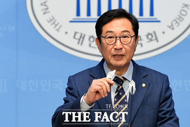 김한정 민주당 의원이 21일 국회 소통관에서 기자회견을 열어 의정활동 평가 하위 10%에 포함됐다고 밝혔다. 그는 "갑자기 '육사생도 시절 남양주 행군 경험'을 내세운 비례 의원이 나타났고, '김한정 비명' 논란이 일어났다"고 언급했다. /남용희 기자