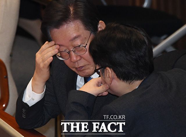 더불어민주당이 총선 공천 논란으로 몸살을 앓고 있다. 사진은 민주당 이재명 대표(왼쪽)가 21일 서울 여의도 국회에서 열린 본회의에 참석해 홍익표 원내대표와 대화하는 모습. /배정한 기자