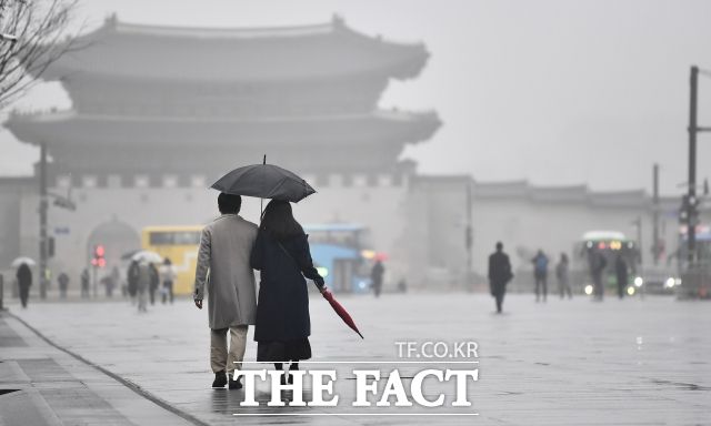 금요일인 23일 전국은 대체로 흐린 가운데 일부 지역에 눈 또는 비가 내리겠다. /박헌우 기자