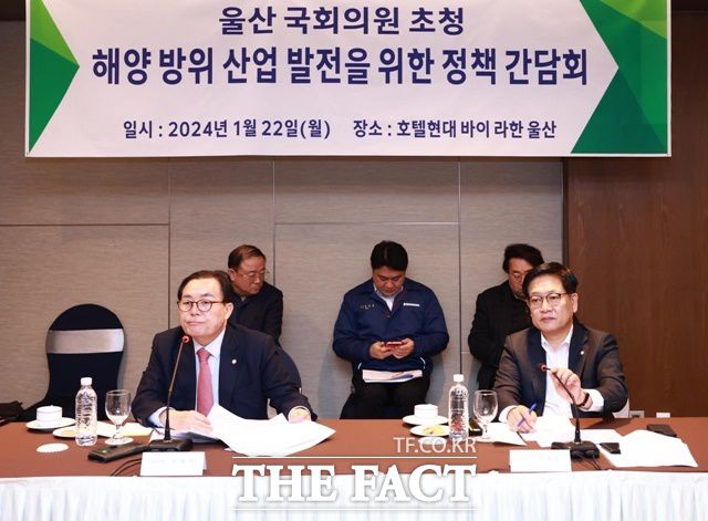 지난달 22일 HD현대중공업이 호텔현대 바이 라한 울산에서 '해양 방위산업 발전을 위한 정책 간담회'를 개최한 가운데 국민의힘 소속 이채익 의원(왼쪽)과 권명호 의원이 회사 관계자의 발언을 듣는 모습. /HD현대중공업 제공