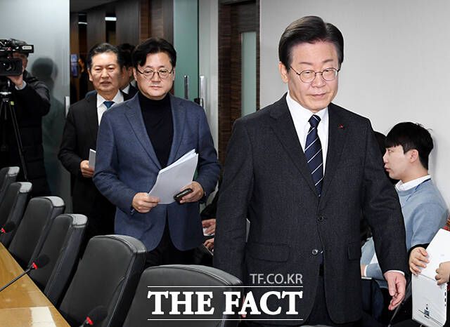 더불어민주당의 공천 갈등이 심화하고 있다. 당 공천관리위원회로부터 하위 10~20%를 통보받은 의원들과 컷오프된 현역 의원들은 이재명 대표의 밀실 사천이라며 강하게 반발했다. 이재명 대표와 지도부가 23일 여의도 당사에서 열린 최고위원회의에 참석하는 모습. /배정한 기자