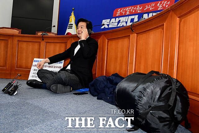 노웅래 민주당 의원이 23일 오전 서울 여의도 국회 더불어민주당 당대표회의실에서 공관위의 사실상 '컷오프'에 반발하며 단식 농성을 하는 모습. 노 의원의 옆에 침낭이 놓여 있다. /배정한 기자
