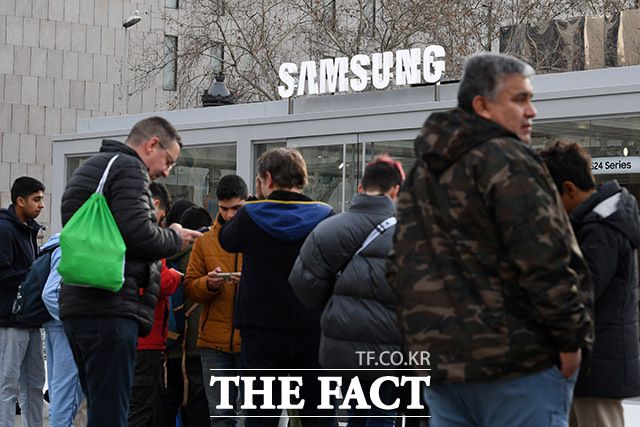 갤럭시를 체험하기 위해 줄서서 대기중인 시민들.