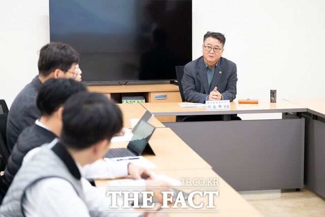 인천시의회 이순학 의원이 ‘고효율 광대역 촉매 개발 관련 특별 간담회’를 개최하고 있다./인천시의회