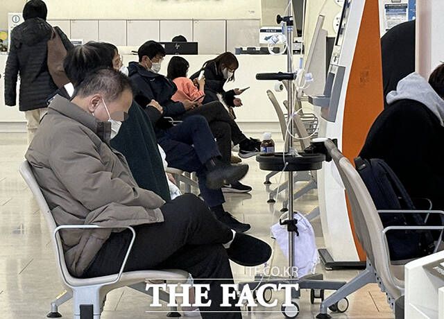 이상민 행정안전부 장관은 26일 오전 정부서울청사에서 의사 집단행동 중앙재난안전대책본부(중대본) 회의를 주재하고, 전공의들을 향해 "정부는 상황의 엄중함을 직시하고 마지막으로 호소한다"며 "29일까지 여러분들이 떠났던 병원으로 돌아온다면 지나간 책임을 묻지 않겠다"고 밝혔다. 사진은 지난 24일 서울의 한 대학병원의 접수 창구에서 대기 중인 환자들. 기사 내용과 무관 /서예원 기자