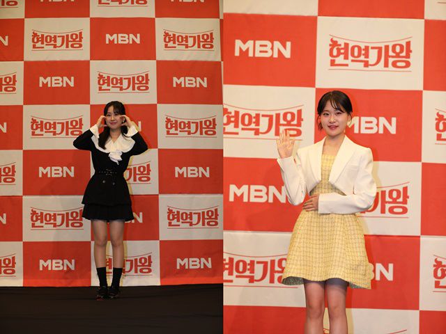 '현역가왕'에서 1위를 차지한 전유진(왼쪽)과 최연소 김다현이 종영 기념 기자간담회에 참석해 포즈를 취하고 있다. /MBN