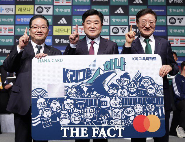 권오갑 한국프로축구연맹 총재(가운데)와 이승열 하나은행장(오른쪽), 이호성 하나카드 대표가 26일 2024시즌 개막 미디어데이에서 'K리그 축덕카드 시즌2' 론칭을 발표하고 있다./K리그