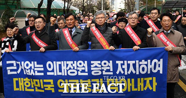 대한의사협회 비상대책위원회는 내달 3일 서울 여의도에서 전국 의사 총궐기대회를 진행하기로 했다. 사진은 지난 25일 서울 용산구 대한의사협회에서 열린 '전국 의사 대표자 확대 회의' 후 대통령실 방향으로 행진하고 있는 의사들 /서예원 기자