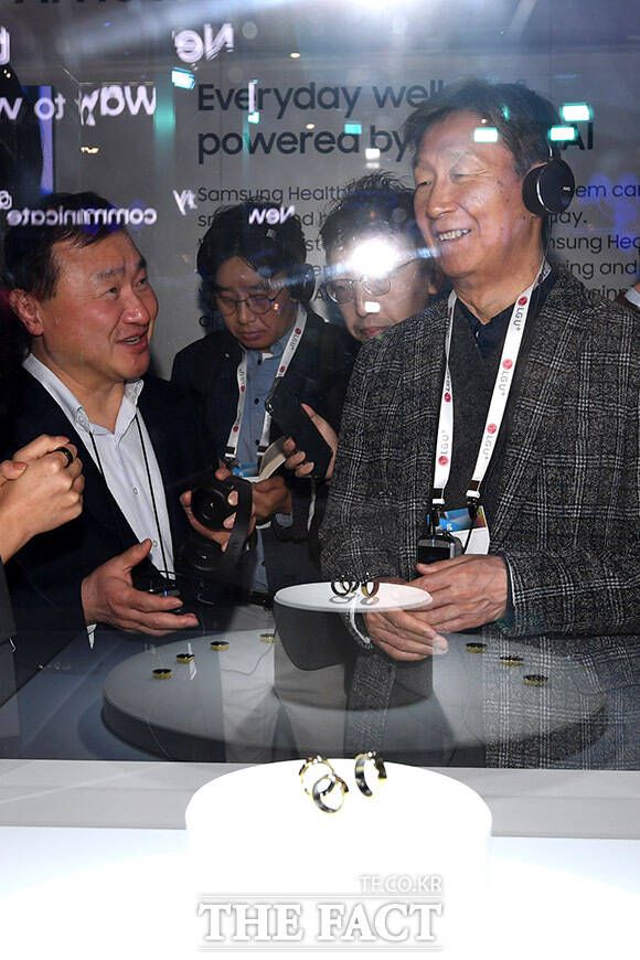 '갤럭시 링' 소개하는 노태문 사장(왼쪽).