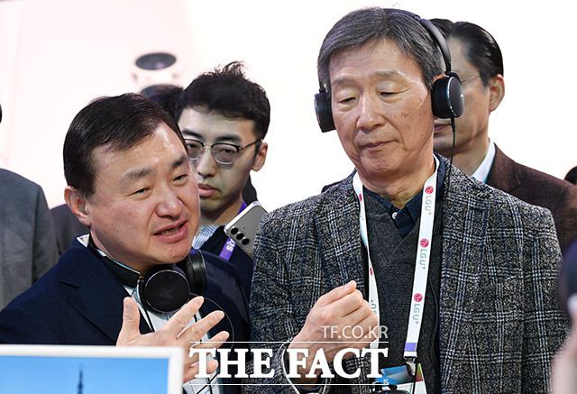 노태문 삼성전자 MX사업부장(사장)이 '모바일 월드 콩그레스(MWC) 2024' 개막 이틀째인 27일(현지시간) 스페인 바르셀로나 피라 그란 비아 전시장에서 황현식 LG유플러스 대표(오른쪽)와 삼성전자 부스를 돌아보며 대화를 나누고 있다. /바르셀로나=남용희 기자