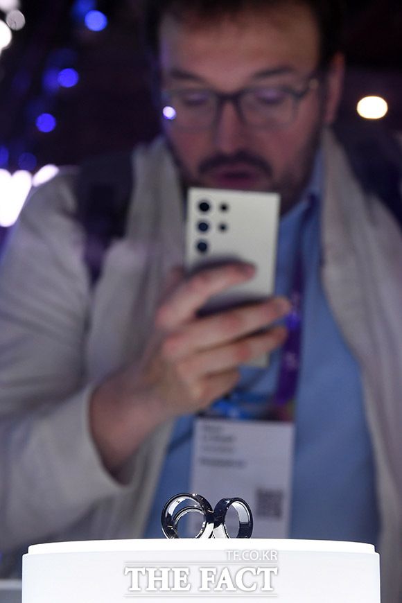 세계 최대 이동통신 전시회 '모바일 월드 콩그레스(MWC) 2024'가 개막한 26일(현지시간) 스페인 바르셀로나 피라 그란 비아 전시장 삼성전자 부스에 갤럭시 링이 공개되고 있다. /바르셀로나=남용희 기자