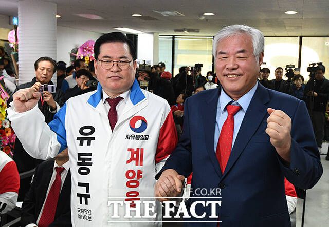 유동규 자유통일당 인천 계양을 예비후보(왼쪽)와 전광훈 자유통일당 대표고문이 27일 오전 인천 계양구에 위치한 선거 사무소 개소식에 참석해 손을 맞잡고 있다. /인천=이동률 기자
