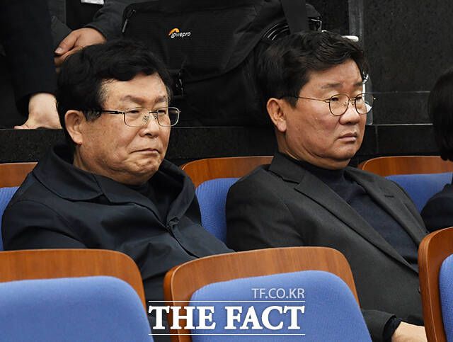 27일 국회에서 열린 민주당 의원총회에 참석한 비명계 설훈 의원(왼쪽)과 전해철 의원. 비명계 중진이자 '의정평가 하위 10%'에 포함된 설 의원은 동료 의원들에게 고별사를 남기며 탈당을 시사했다. /배정한 기자