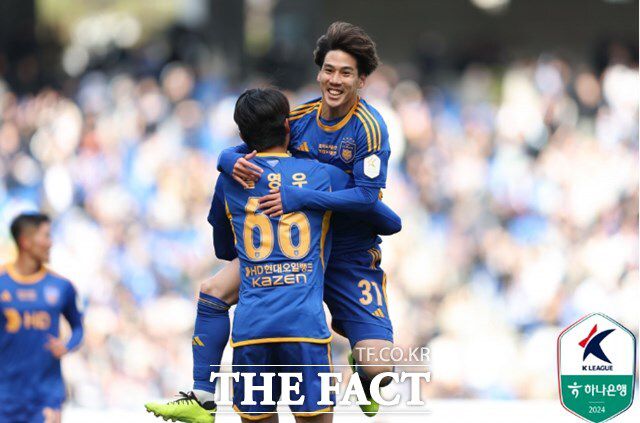 울산 HD 미드필더 아타루가 1일 포항과 2024시즌 K리그1 개막전에서 개막골을 터뜨린 뒤 설영우와 함께 기뻐하고 있다./울산=K리그