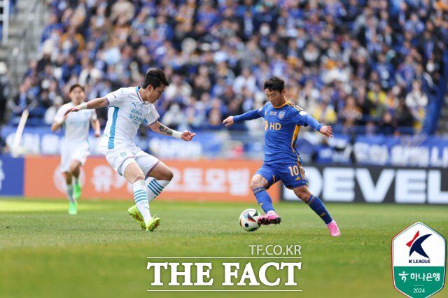 '동해안 더비'로 펼쳐진 울산문수축구경기장의 2024시즌 K리그1 개막전에서 역대 최다 관중인 2만 8683명의 관중이 몰려 프로축구 열기를 반영했다./울산=K리그