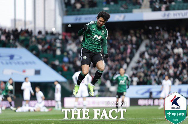 후반 교체 투입 6분 만에 1-1 동점골을 기록한 전북 현대 안현범의 골 세리머니./전주=K리그