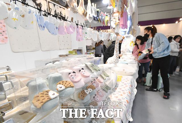 지난해 기준 우리나라 25~29세 여성 고용률은 74.3%로 같은 연령대 남성 고용률(70.5%)을 넘었다. 하지만 35~39세 여성 고용률은 64.7%로 남성(90.7%)과 26%p 격차를 보였다. 지난해 서울 강남구 코엑스에서 열린 '베페 베이비페어'를 찾은 시민들이 제품을 살펴보고 있다. /더팩트DB