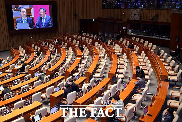 제413국회(임시회) 제5차 본회의 경제 분야 대정부질문이 지난 23일 오후 서울 여의도 국회 본회의장에서 열린 가운데 국회의원들의 자리가 비어있다. /배정한 기자
