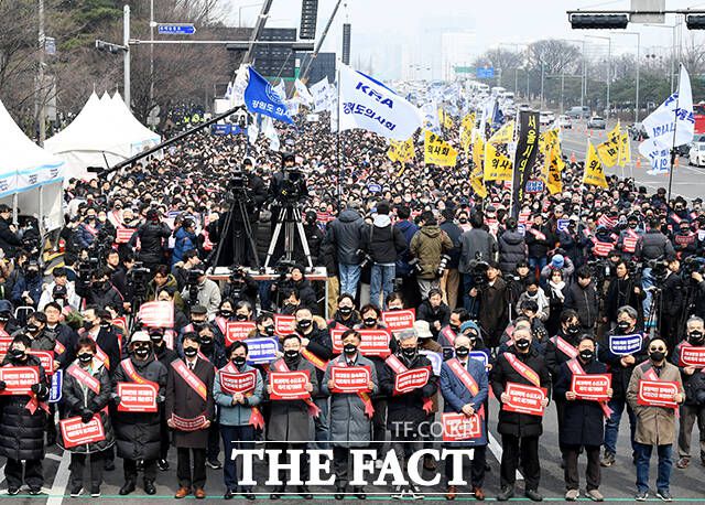 지난 3일 '의대정원 증원 및 필수의료 패키지 저지를 위한 전국의사 총궐기대회'가 서울 여의도공원 옆 여의대로에서 열린 가운데 참가자들이 구호를 외치는 모습. /배정한 기자