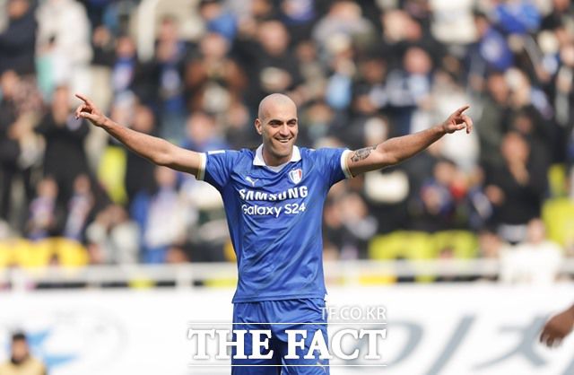 충남 아산과 K2리그 개막전에서 멀티골을 터뜨려 1라운드 MVP에 선정된 수원 삼성의 뮬리치./K리그