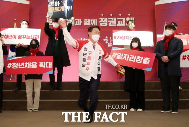 총선을 30여 일 앞두고 내놓은 집권 3년차 청년 지원책이 2030 표심에 영향을 미칠지 주목된다. 2022년 1월 21일 윤석열 국민의힘 대선 후보가 대전 서구 오페라웨딩홀에서 열린 대전 선대위 필승 결의대회에서 '청년들의 구원투수' 문구가 적힌 유니폼을 입고 시구를 하는 퍼포먼스를 하고 있다. /뉴시스
