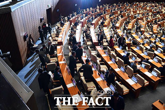 소위 '쪼개기 법안', '붙복(복사+붙여넣기)' 법안, 사실상 같은 내용을 법안이 발의된 경우가 많아 행정력 낭비라는 지적이 제기된다. /배정한 기자