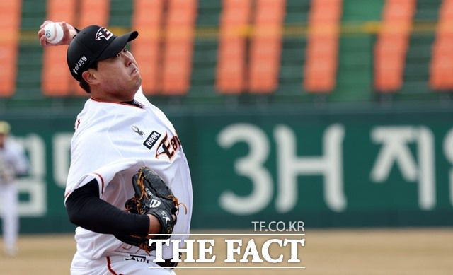 12년 만에 돌아온 한화 투수 류현진은 롯데 이대호가 2019시즌 기록한 19년 차 최고 연봉 25억과 타이를 이루며 올 시즌 '연봉왕'에 올랐다./뉴시스