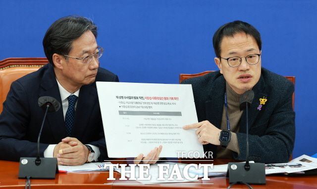 박주민 더불어민주당 원내수석부대표가 12일 오전 서울 여의도 국회에서 열린 원내대책회의에서 말했다. 박 의원은 이 전 장관이 태도를 바꾸기 직전 대통령실로부터 전화를 받았다며, 대통령실 개입 의혹을 재차 제기했다. /국회사진취재단