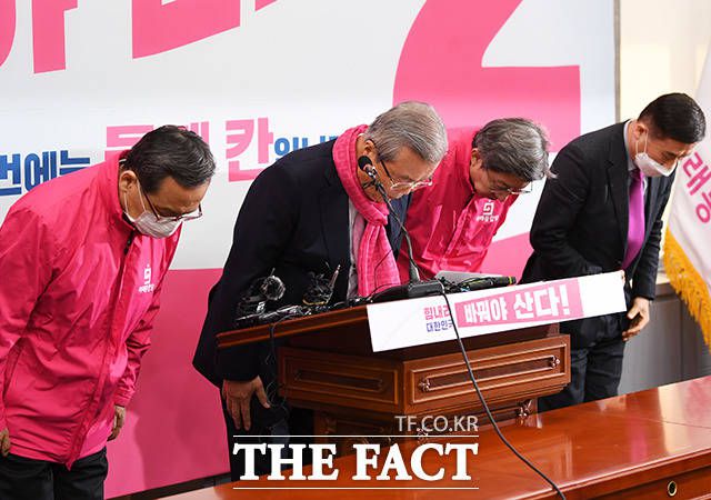 여야 모두 막말 논란으로 인한 악몽이 재현될까 노심초사하고 있다. 21대 총선을 앞두고 당시 김종인 미래통합당 총괄선대위원장(왼쪽 두번째)이 차명진 당시 경기 부천시병 후보의 막말 논란과 관련해 사과하는 모습. /더팩트 DB