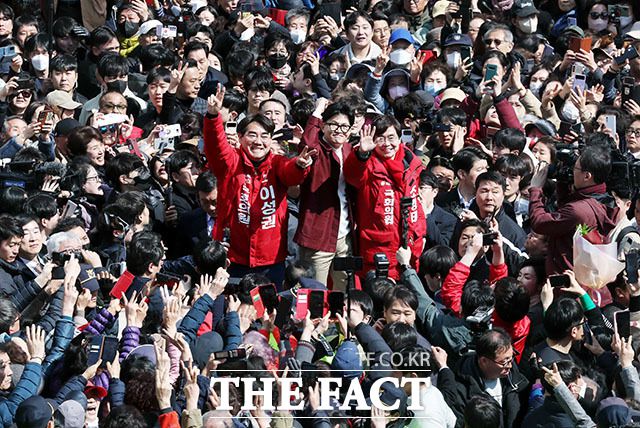 한 위원장이 중도층 공략을 위한 외연 확장 대신 지지층 공략만 몰두하는 것도 말이 나오는 지점이다. /뉴시스