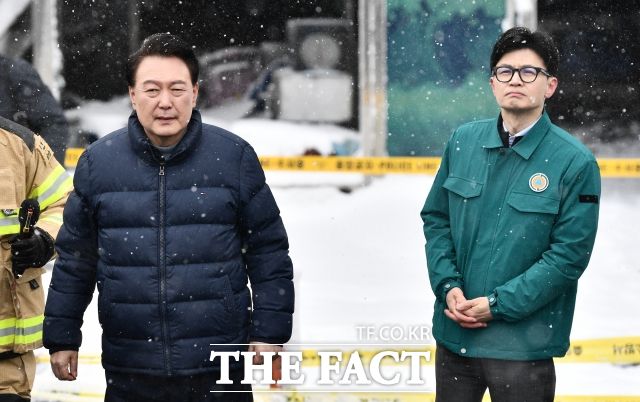 윤 대통령과 한 위원장이 1월 23일 오후 충남 서천 서천특화시장을 방문해 화재현장을 둘러보고 있다. 이른바 '디올백 사태'로 촉발했던 윤 대통령과 한 위원장 간 정면충돌이 재현됐다는 분석이 나온다. /박헌우 기자