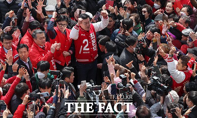 한동훈 국민의힘 비상대책위원장이 20일 경기 안양시 만안구 중앙시장에서 임재훈 안양시 동안구갑 후보, 최돈익 안양시 만안구 후보와 함께 시민들에게 인사를 하고 있다. /안양=배정한 기자