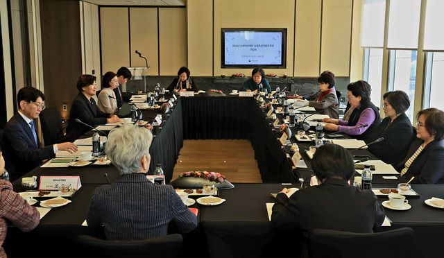송미령 농림축산식품부 장관(왼쪽행 앞에서 두번째)이 21일 서울 포시즌스 호텔에서 한국소비자단체협의회 남인순 회장을 비롯한 11개 소비자단체장을 만났다. 송 장관은 이 자리에서 농식품 수급 동향과 정책 추진현황을 설명하고 소비자단체의 의견을 들었다. /농림축산식품부