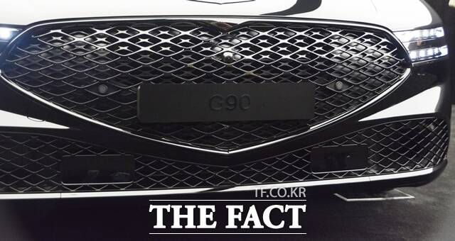 제네시스 G90 블랙의 전면 그릴. /김태환 기자