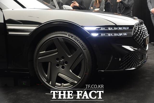 제네시스 G90 블랙의 전용 휠 디자인. /김태환 기자