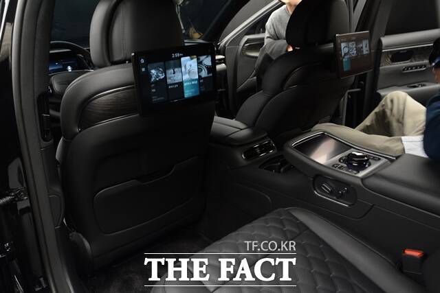 제네시스 G90 블랙의 2열 시트 모습. /김태환 기자