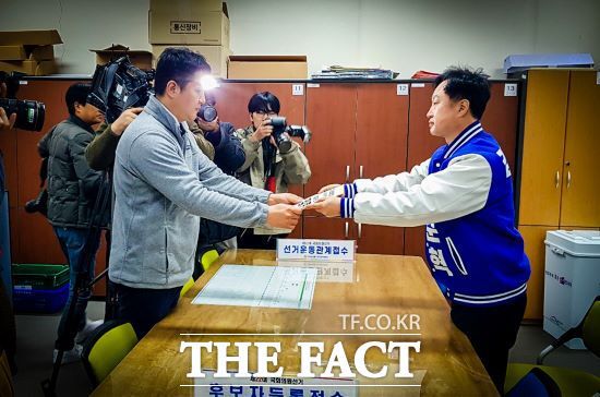 김준혁 더불어민주당 수원정 후보가 21일 영통구선거관리위원회에 국회의원 후보자 등록을 마쳤다./김준혁 후보 사무실