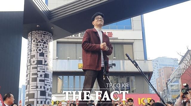 한동훈 비대위원장이 단상 위에 올라가고 시민들에게 인사를 하고 있다./대구=김채은 기자