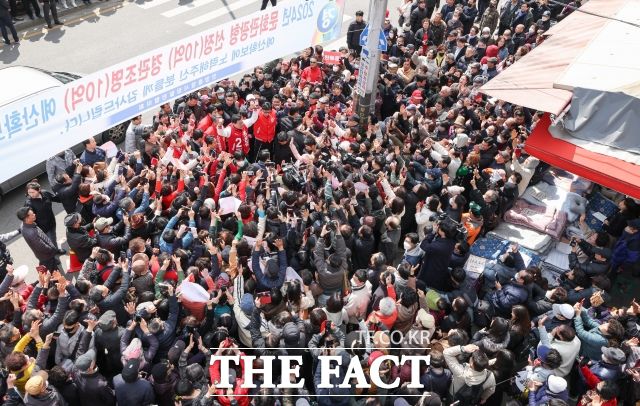지난 20일 국민의힘 한동훈 비상대책위원장이 경기 안양시 만안구 중앙시장에서 시민들에게 거리인사 모습. /배정한 기자