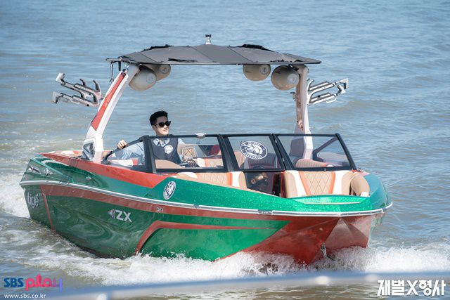 '재벌X형사'에서 안보현이 연기한 진이수는 자신의 재력을 활용해 수사를 펼친다. /SBS