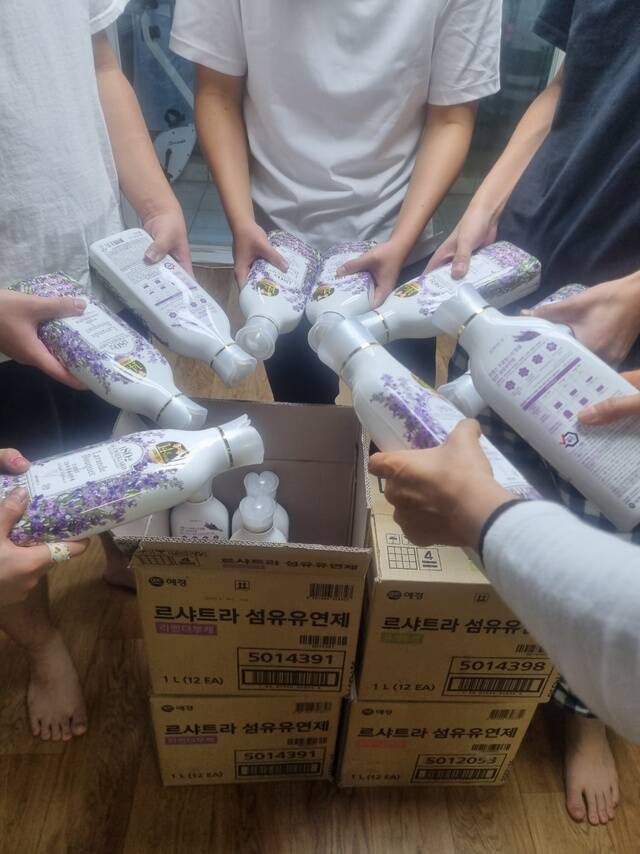 아동양육시설에 섬유유연제을 전달하는 모습이다. /팬앤스타