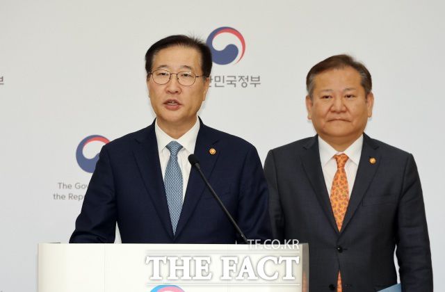 이상민 행정안전부 장관과 박성재 법무부 장관이 28일 세종시 정부세종청사에서 제22대 국회의원선거 대국민 담화문을 발표하고 있다. /뉴시스