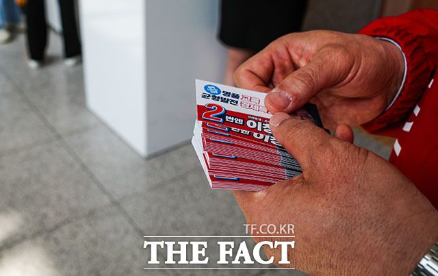 이 후보는 행사장에서만 약 200장의 명함을 돌리며 인사했다. /김세정 기자