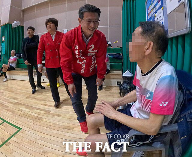 이창근 후보는 하남종합체육관에 있는 배드민턴 클럽을 찾아 회원들과 인사를 나눴다. /김세정 기자