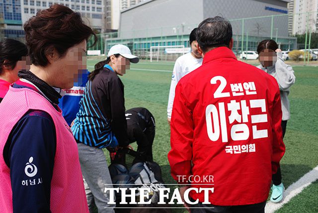 여성축구 회원들과 인사하는 이 후보./김세정 기자