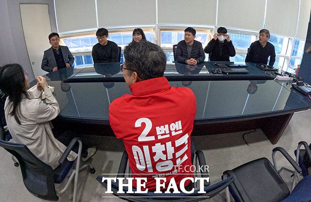 회사원들과 이야기를 나누는 이 후보. 이 후보는 아이 셋을 하남에서 키운 '하남 아빠'로 보육 문제에 관심이 많다. /김세정 기자