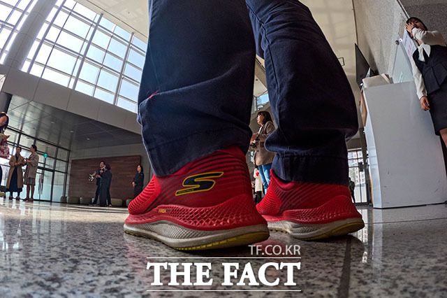 이 후보는 오전 5시30분에 일어나 출근길 인사를 나선다. 이 후보의 유세를 책임지는 빨간 운동화. /김세정 기자