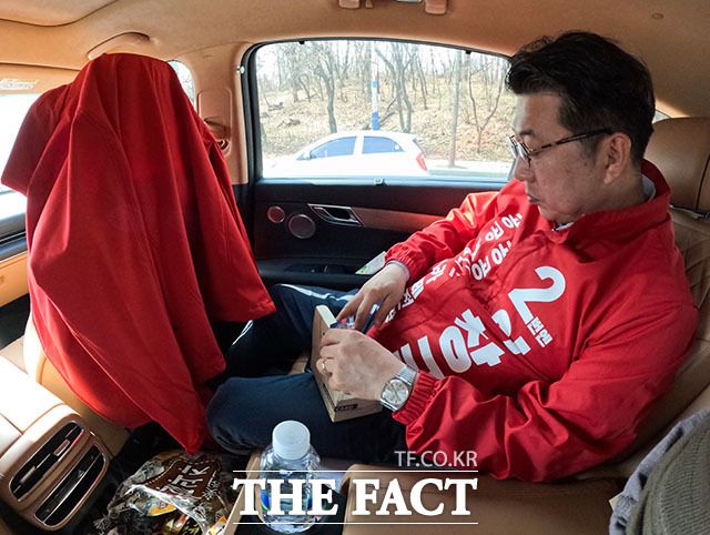 이동 중에 명함을 꺼내는 이 후보. /김세정 기자