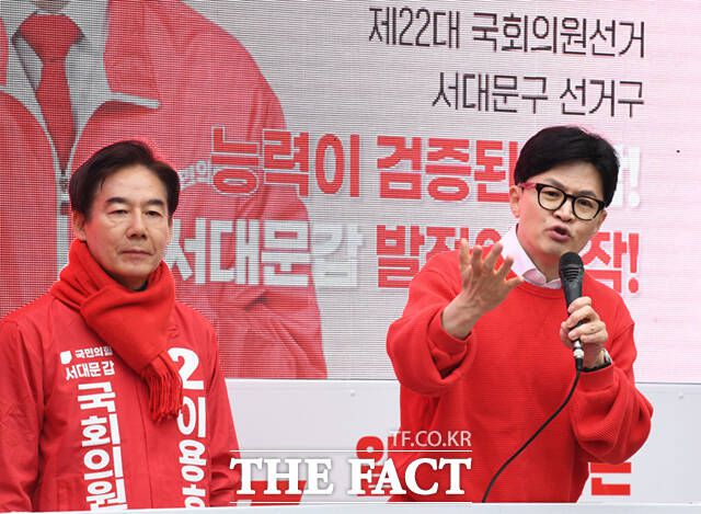 한동훈 국민의힘 비상대책위원장(오른쪽)이 제22대 국회의원 선거운동 첫날인 28일 오전 서울 서대문구 신촌 유플렉스 일대에서 이용호 서대문갑 후보의 지원 유세를 하고 있다. /이새롬 기자